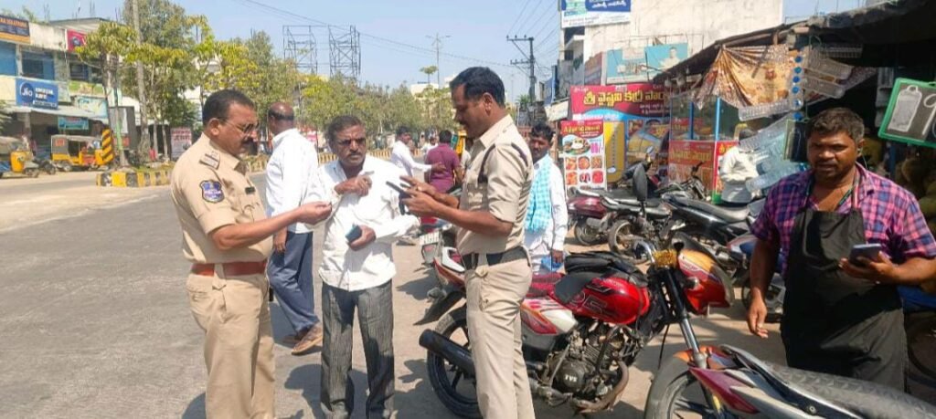వాహనదారులు తప్పనిసరి హెల్మెట్‌ ధరించాలి : ఎస్సై అశోక్‌
