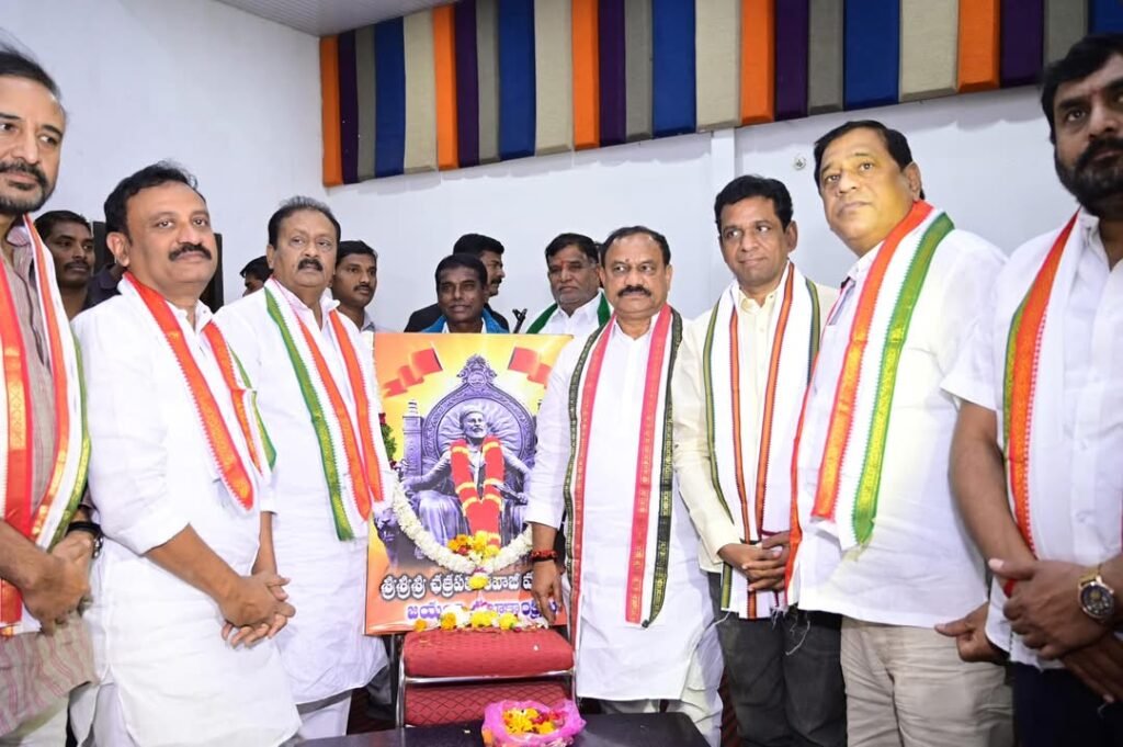 ఛత్రపతి శివాజీ మహారాజ్ చిత్రపటానికి నివాళులు