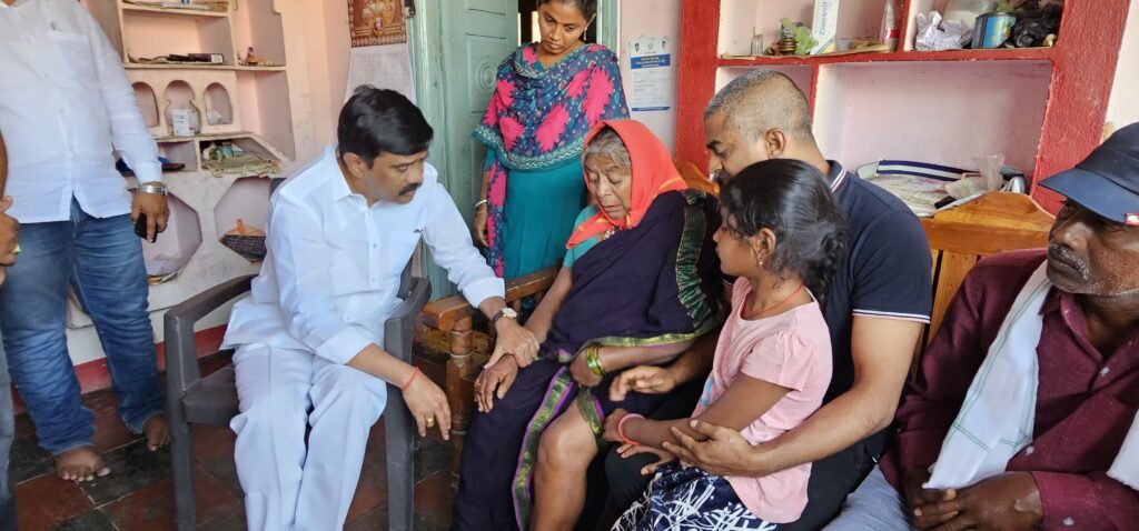 బాధిత కుటుంబాలకు మాజీ మంత్రి పరామర్శ