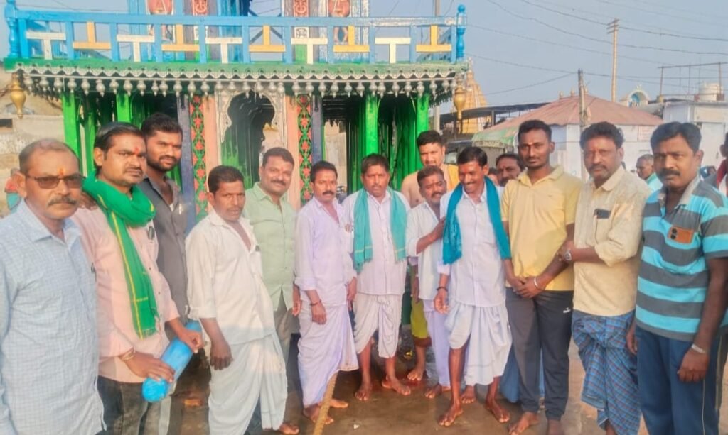 విరాళంగా రథచక్రాలు అందజేత
