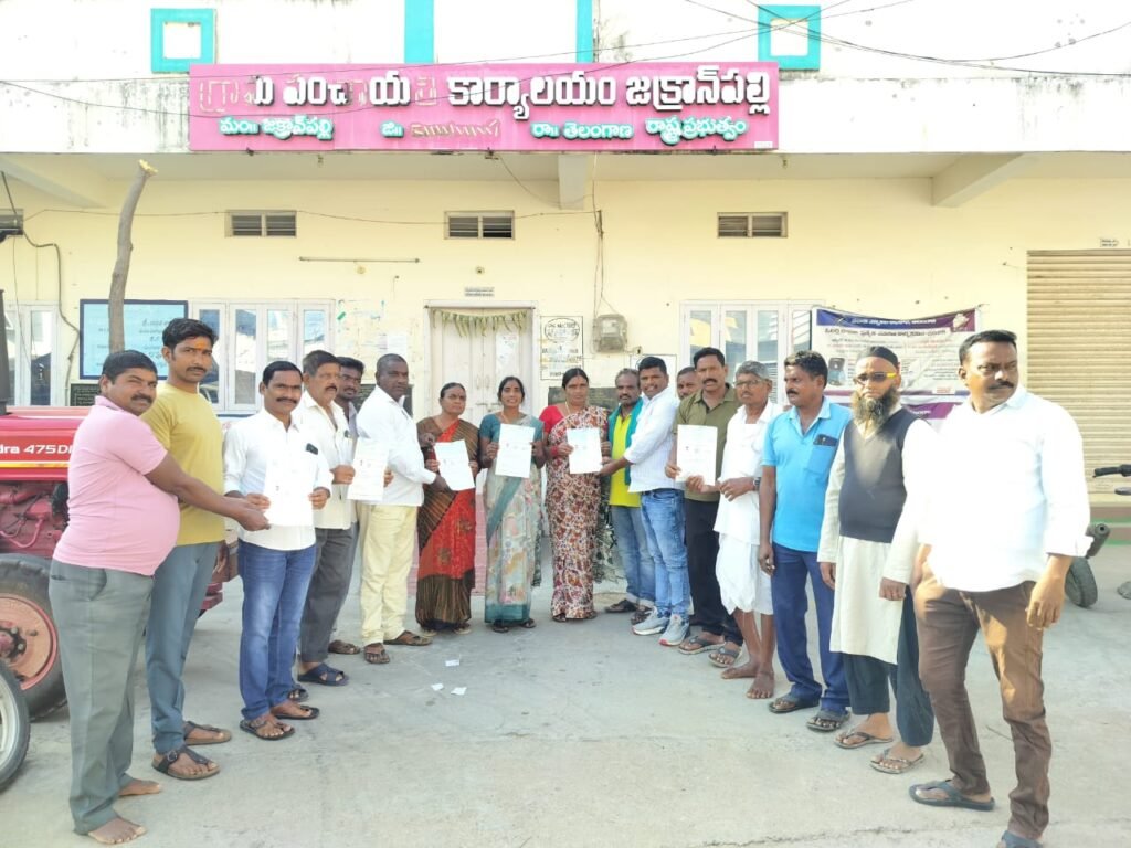 సీఎంఆర్ఎఫ్ చెక్కుల పంపిణీ