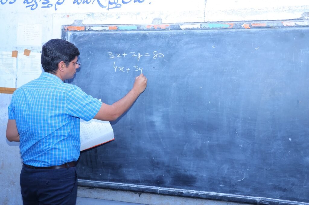 పదవ తరగతి విద్యార్థులపై ప్రత్యేక శ్రద్ధ చూపించాలి
