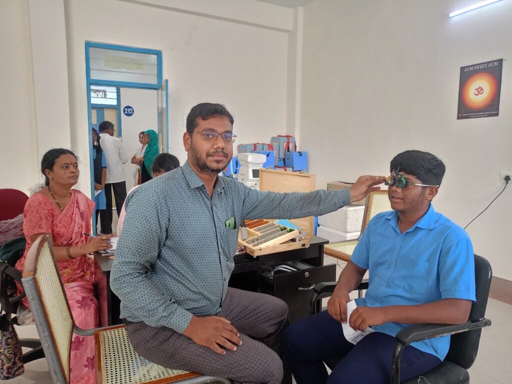 విద్యార్థుల్లో దృష్టి లోప నివారణకే కంటి పరీక్షలు