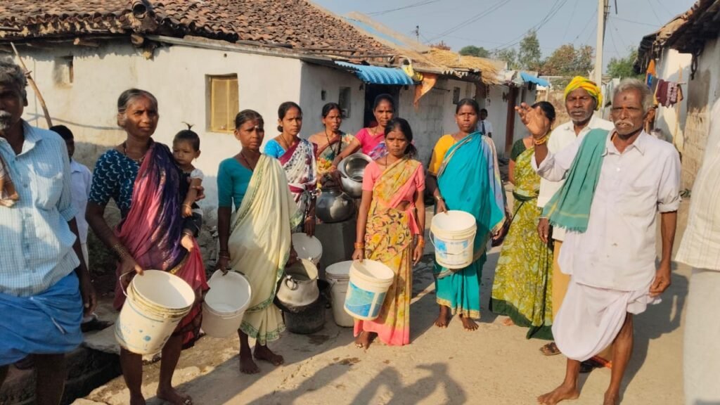 ఖాళీ బిందెలతో నిరసన