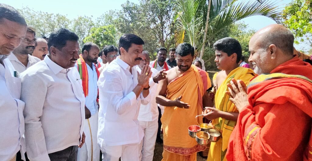 ఆలయ విగ్రహ ప్రతిష్టాపనలో పాల్గొన్న ప్రశాంత్ రెడ్డి