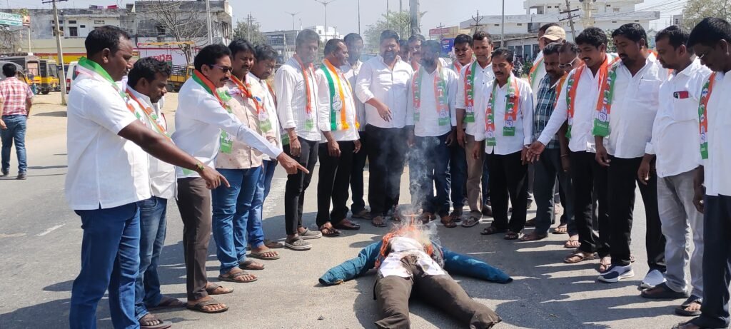 ప్రధాని, కేంద్ర ఆర్థికమంత్రి దిష్టిబొమ్మలు దహనం