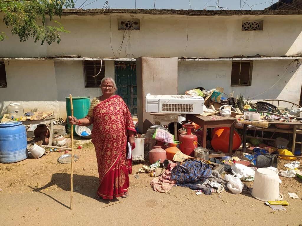 సామాగ్రి బయట వేసి ఇంటికి తాళం
