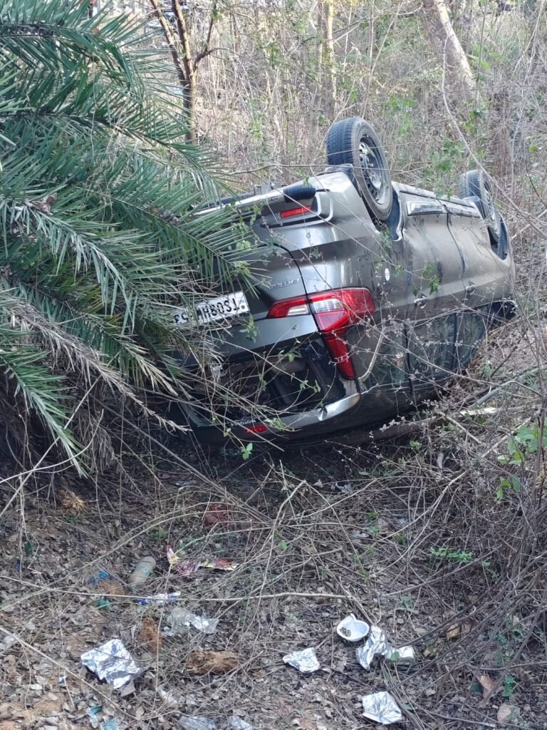 అదుపుతప్పి కారు బోల్తా