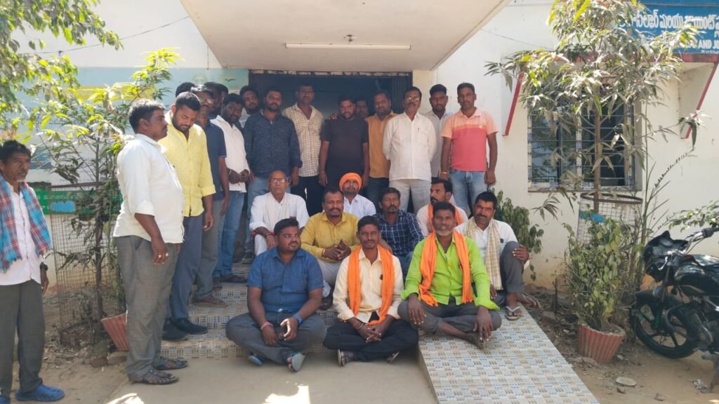 ప్రభుత్వ భూమి కబ్జా ను అడ్డుకోవాలి