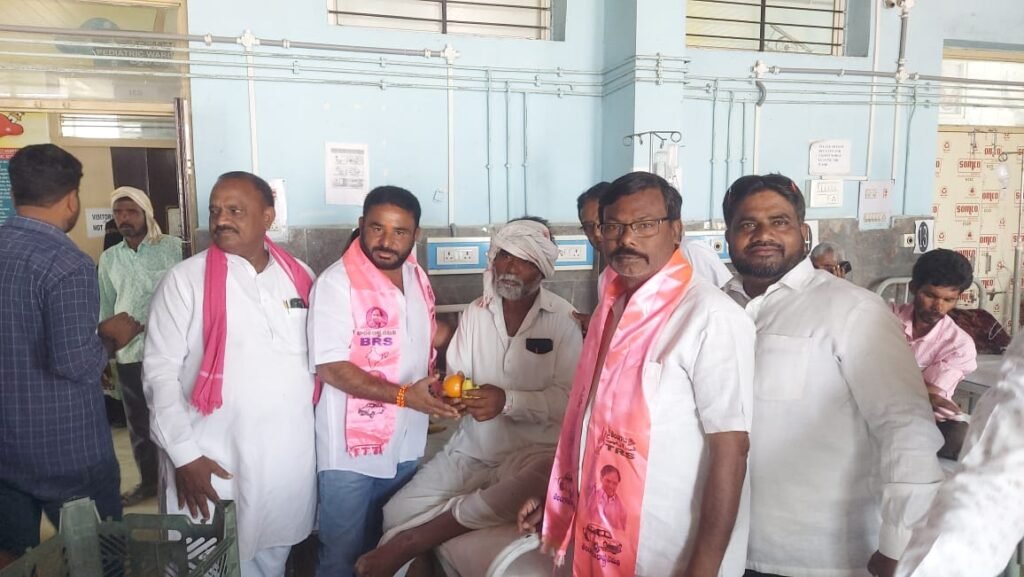 కేసీఆర్ జన్మదినం సందర్భంగా రోగులకు పండ్లు పంపిణీ