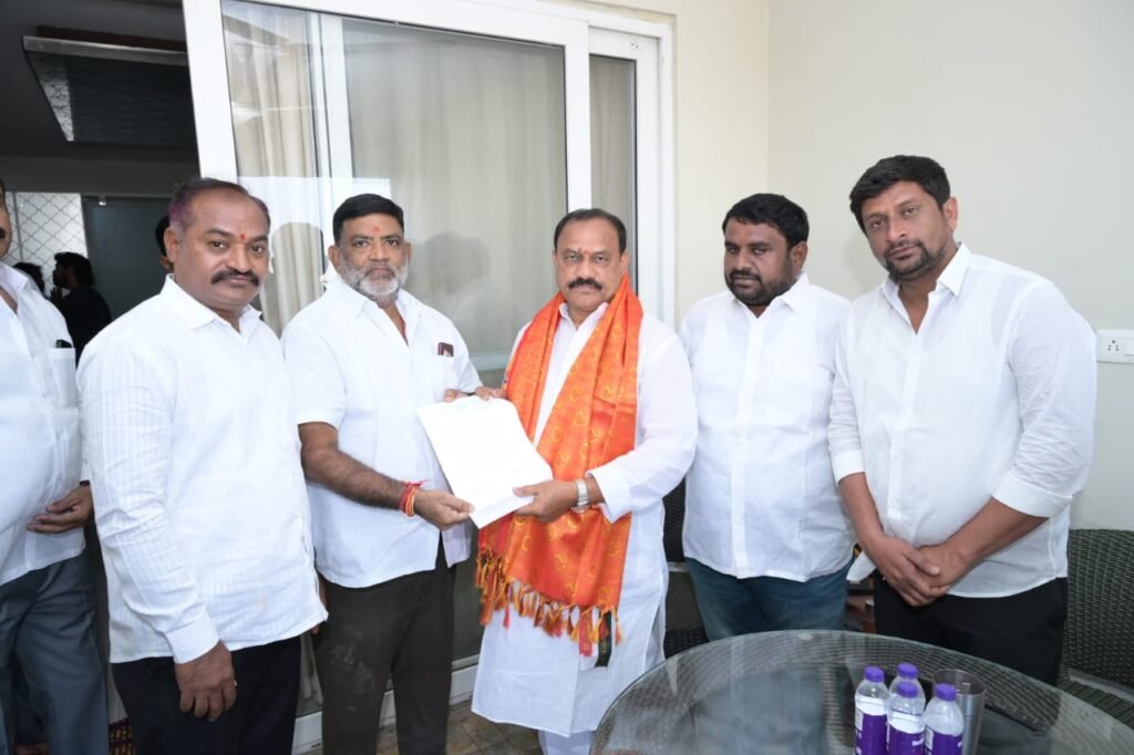 పీసీసీ చీఫ్ ను కలిసి ఆర్టీఏ మెంబర్