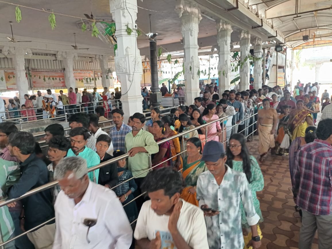 A large number of devotees visit the Siddharameshwar temple