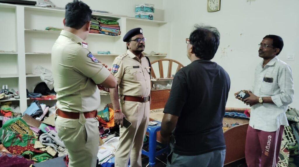 జాన్కంపేటలో రూ.15 లక్షల విలువైన సొత్తు చోరీ