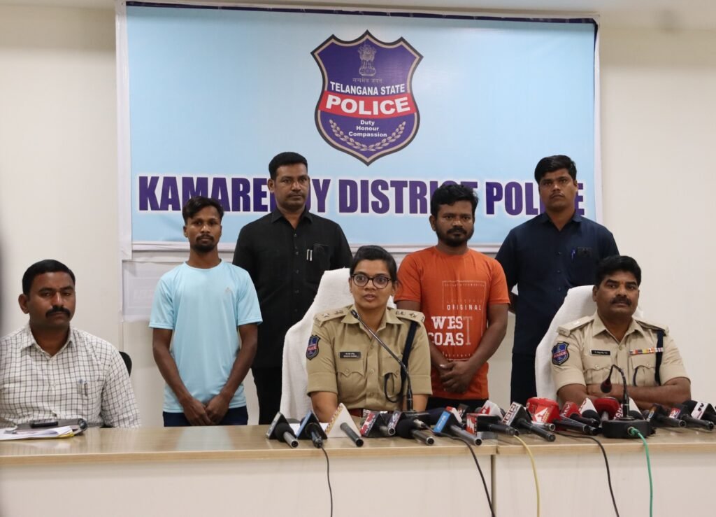 అజ్ఞాతంలో ఉన్న ఇద్దరు మావోయిస్టు సభ్యుల లొంగుబాటు