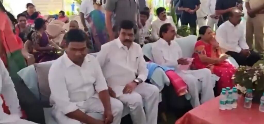 హోమంలో పాల్గొన్న కేసీఆర్ దంపతులు