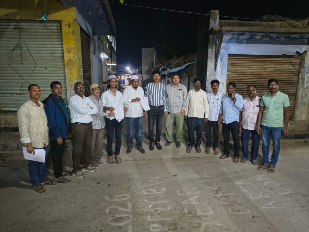 గృహజ్యోతి పత్రాలు అందజేసిన విద్యుత్ శాఖ అధికారులు
