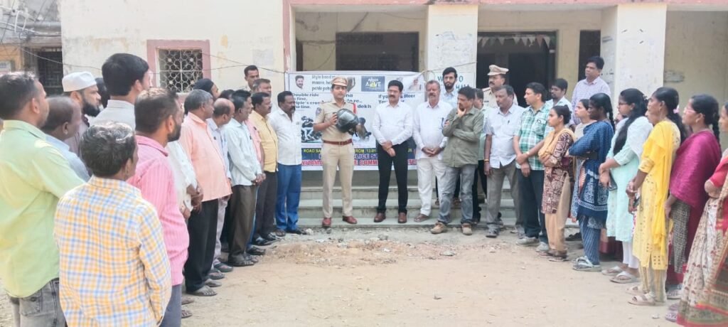 జిల్లా పరిషత్ ఉద్యోగులకు రోడ్డు భద్రత నియమాలపై అవగాహన