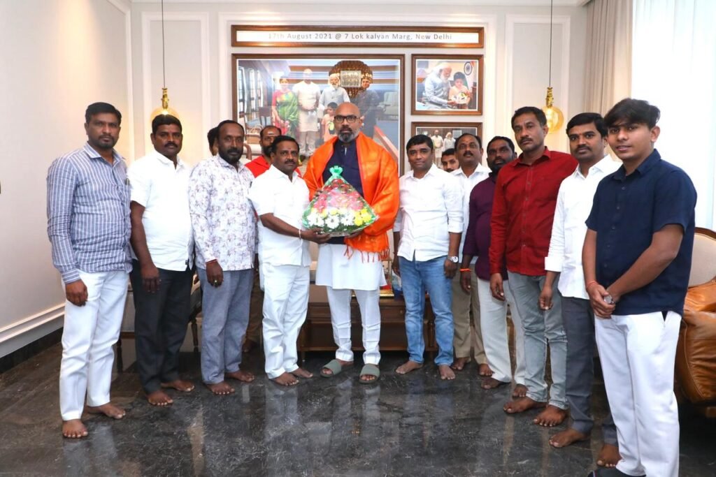ఎంపీ అరవింద్ సమక్షంలో బీజేపీలో చేరిన మాజీ కార్పొరేటర్ సురేష్