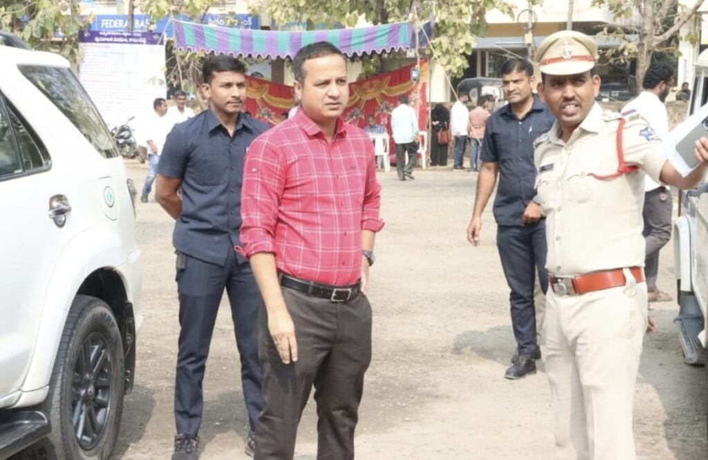 మున్సిపల్ ఎన్నికల నామినేషన్ కేంద్రాన్ని పరిశీలించిన జిల్లా ఎస్పీ
