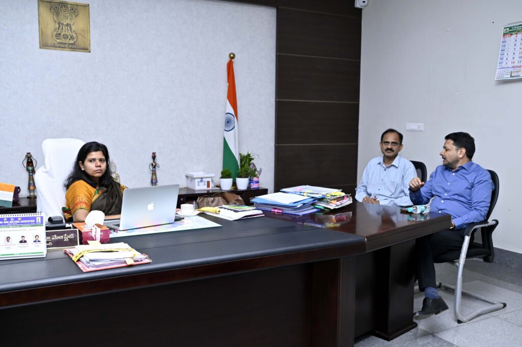 జిల్లా ఎన్నికల అధికారితో ఎలక్షన్ అబ్జర్వర్ భేటీ