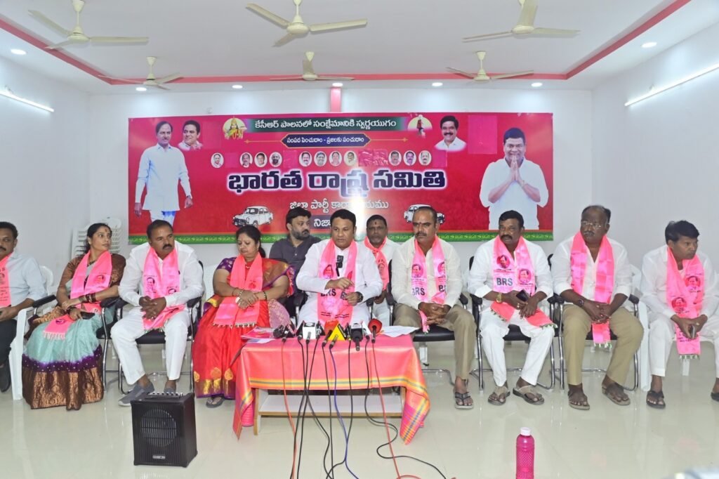 గోడల మీద రాతలు కాదు నగర అభివృద్ధి ప్రణాళికలు చేయండి.