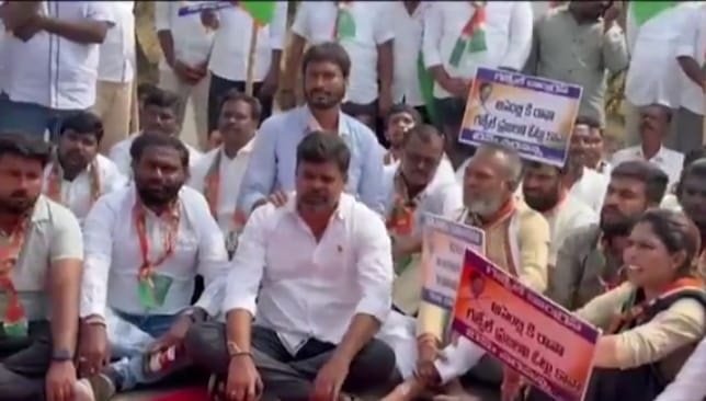 Congress leaders besiege KCR's farmhouse