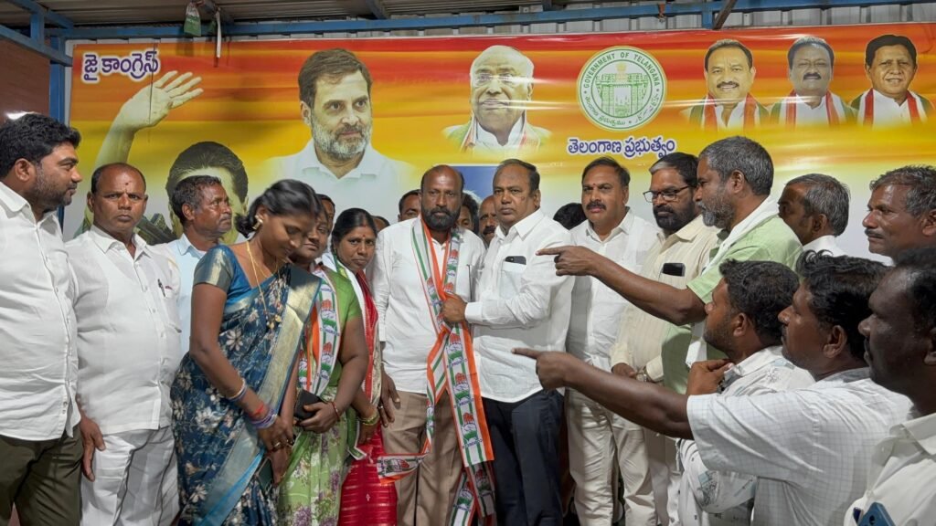 మాదాపూర్ సర్పంచ్ కాంగ్రెస్‌లో చేరిక