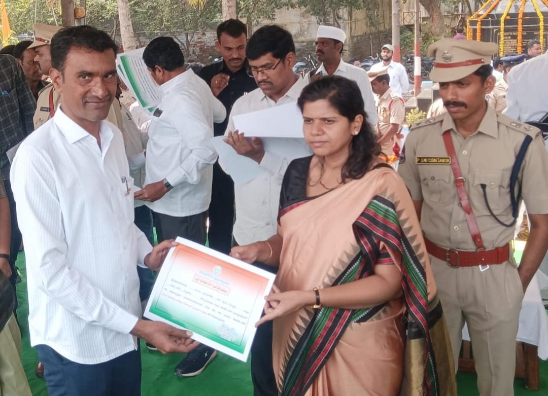 Kunta Gangadhar was awarded as the best APM of the district.