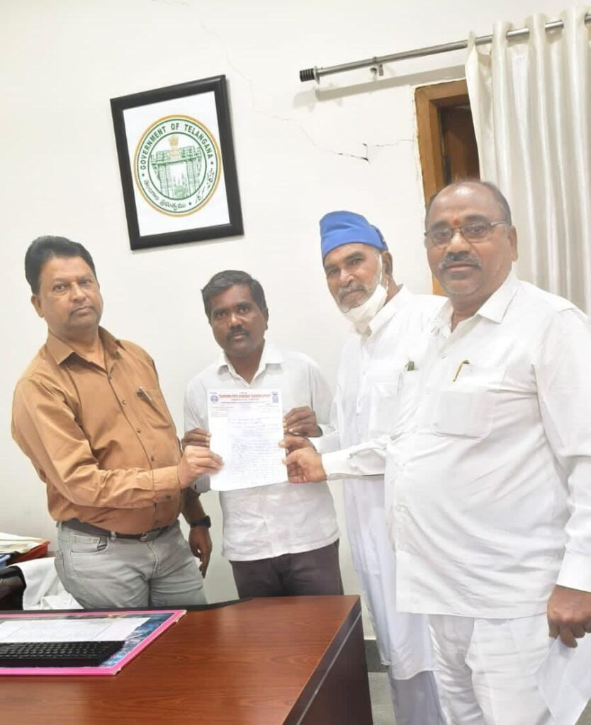 అంబేద్కర్ చిత్రం పెట్టి గణతంత్ర దినోత్సవం జెండా ఆవిష్కరించాలి