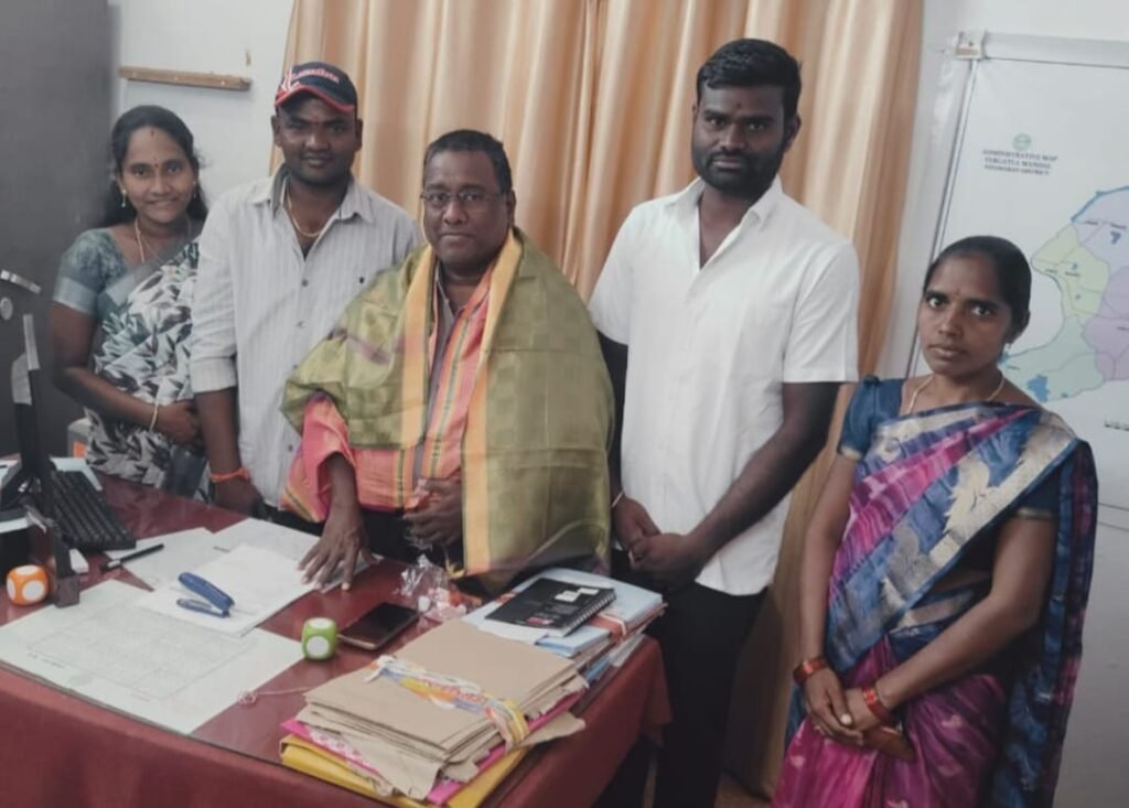 మండల తహసీల్దారును సన్మానించిన నూతన సర్పంచ్ లు
