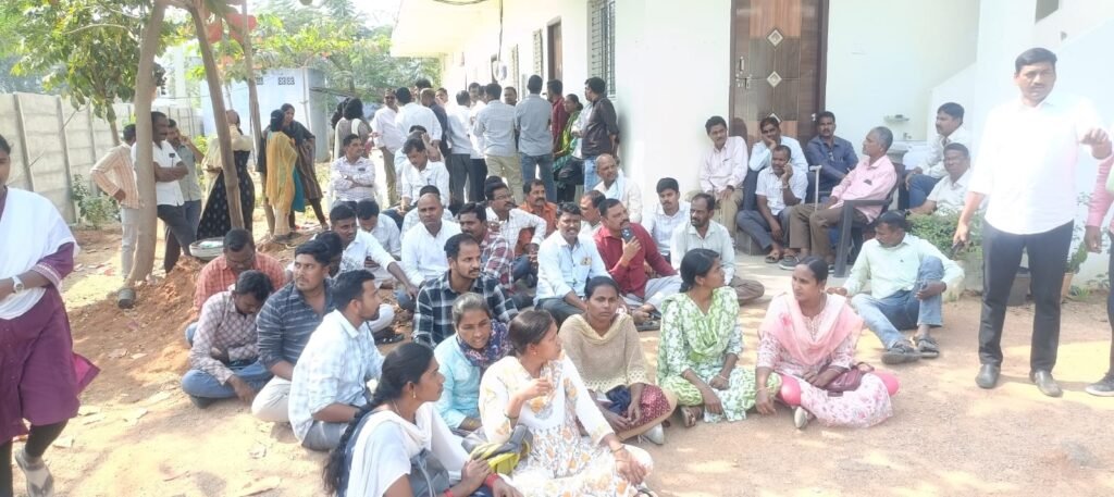 నిజామాబాద్ ఎక్సైజ్ కార్యాలయం ఎదుట కానిస్టేబుళ్ళ ఆందోళన