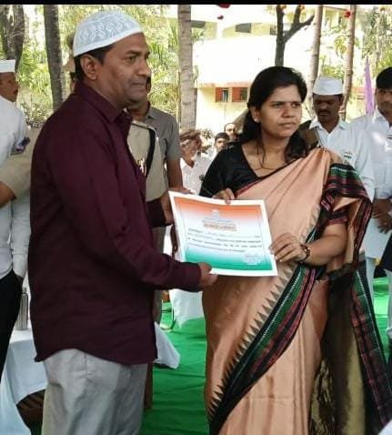 District Collector presents certificate of appreciation to the best lineman