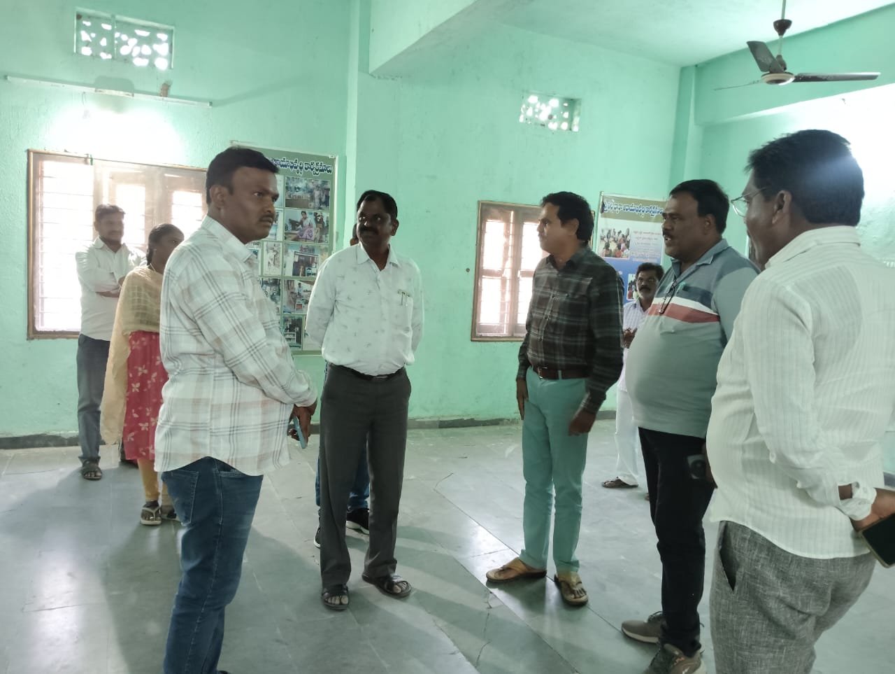 District Rural Development Officer Saya Goud inspected the Women's Federation building.