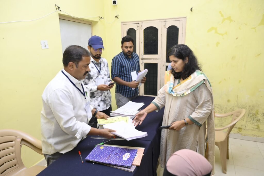 నామినేషన్ల స్వీకరణ కేంద్రాలను సందర్శించిన కలెక్టర్