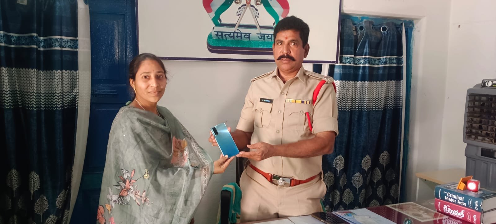 Handover of mobile phone to the victim