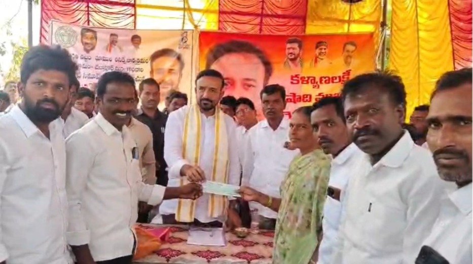 MLA distributes Kalyana Lakshmi and Shaadi Mubarak cheques