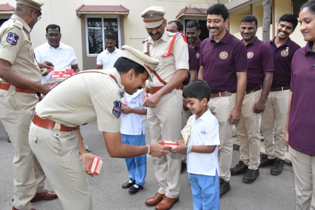 Police Commissioner unfurls the national flag