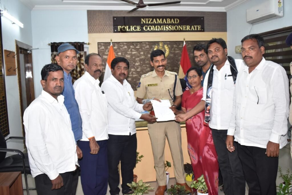 అకారణంగా యువకుడిని కొట్టిన సిఐపై చర్యలు తీసుకోవాలి