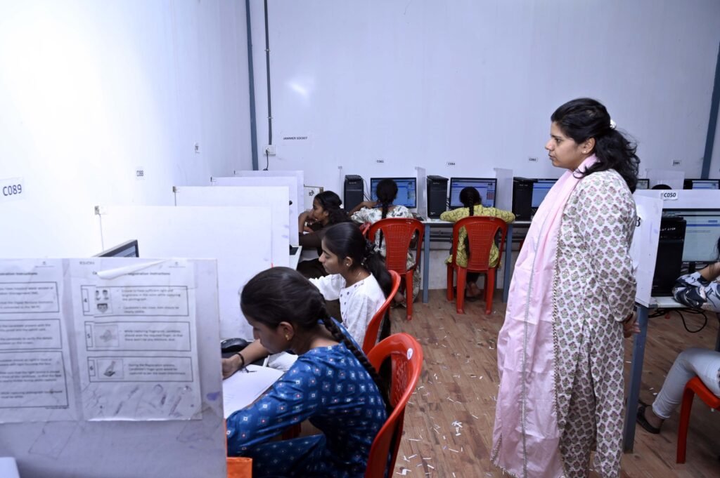 జేఈఈ మెయిన్స్ పరీక్షా కేంద్రాన్ని తనిఖీ చేసిన కలెక్టర్