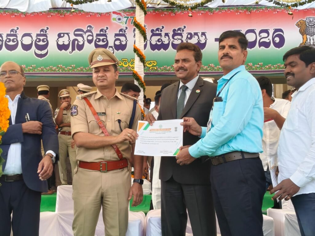జిల్లా స్థాయిలో ఉత్తమ ఉద్యోగులుగా ఎల్లారెడ్డి ప్రభుత్వ డిగ్రీ కళాశాల ఉద్యోగులు