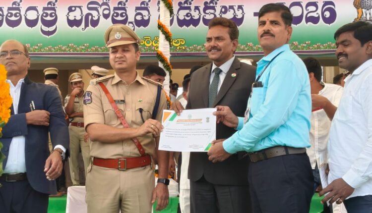 Yella Reddy Government Degree College employees named best employees at district level