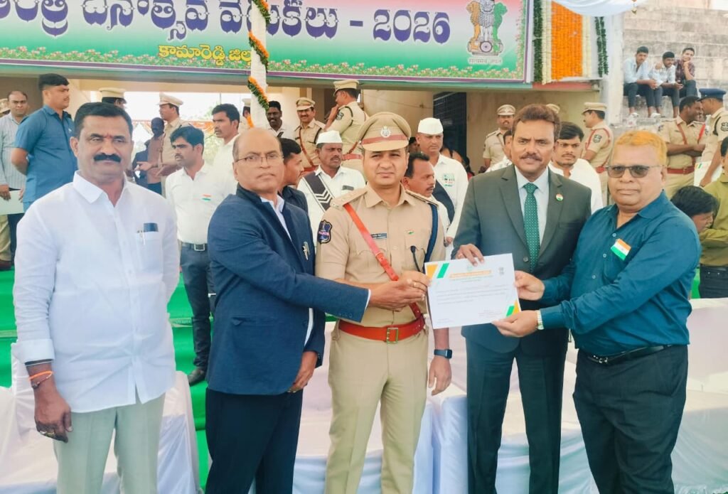 జిల్లా ఉత్తమ ప్రిన్సిపాల్ అవార్డు అందుకున్న జూనియర్ కళాశాల ప్రిన్సిపాల్.