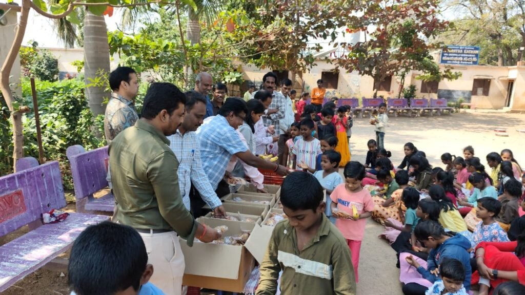 మానవత సదన్ పిల్లలకు పిండి పదార్థాల పంపిణీ