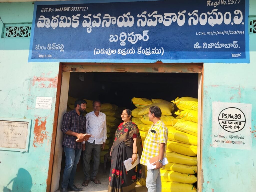 ప్రాథమిక వ్యవసాయ సహకార సంఘాల తనిఖీ చేసిన అధికారులు