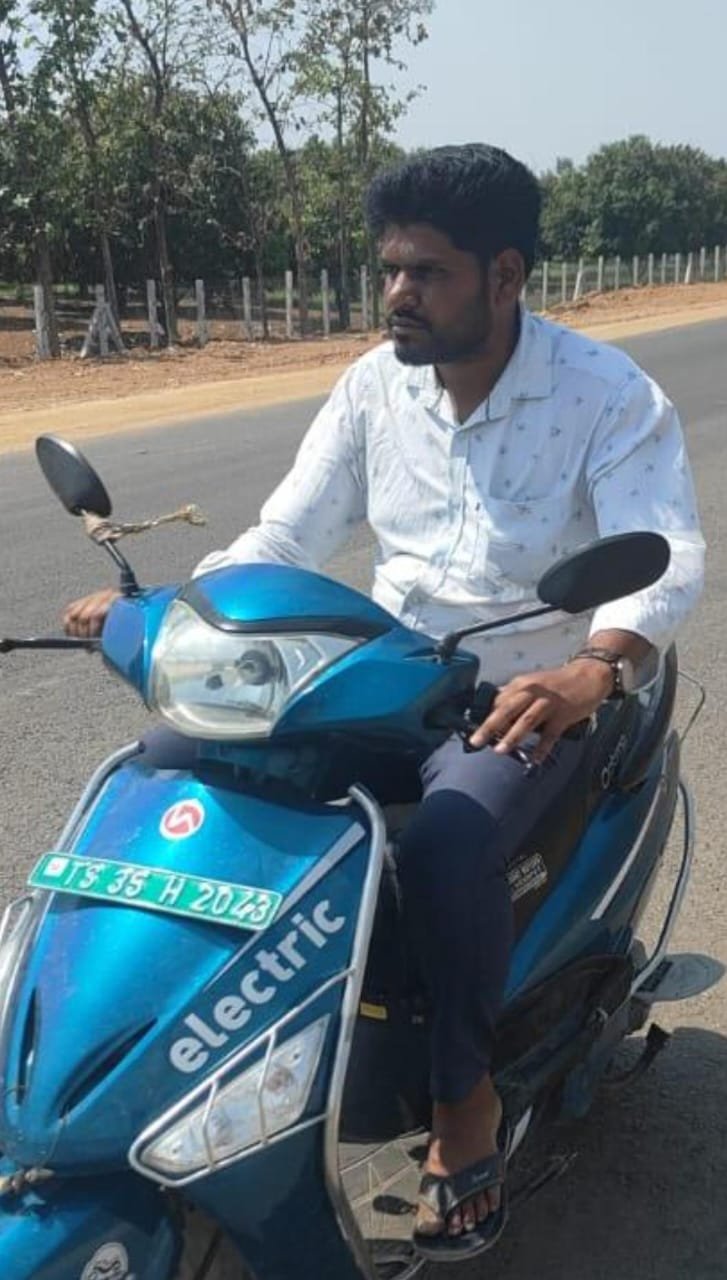 Oil tanker hits scooty