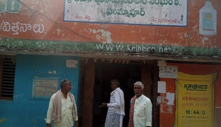 Farmers protest in front of Humnapur Society