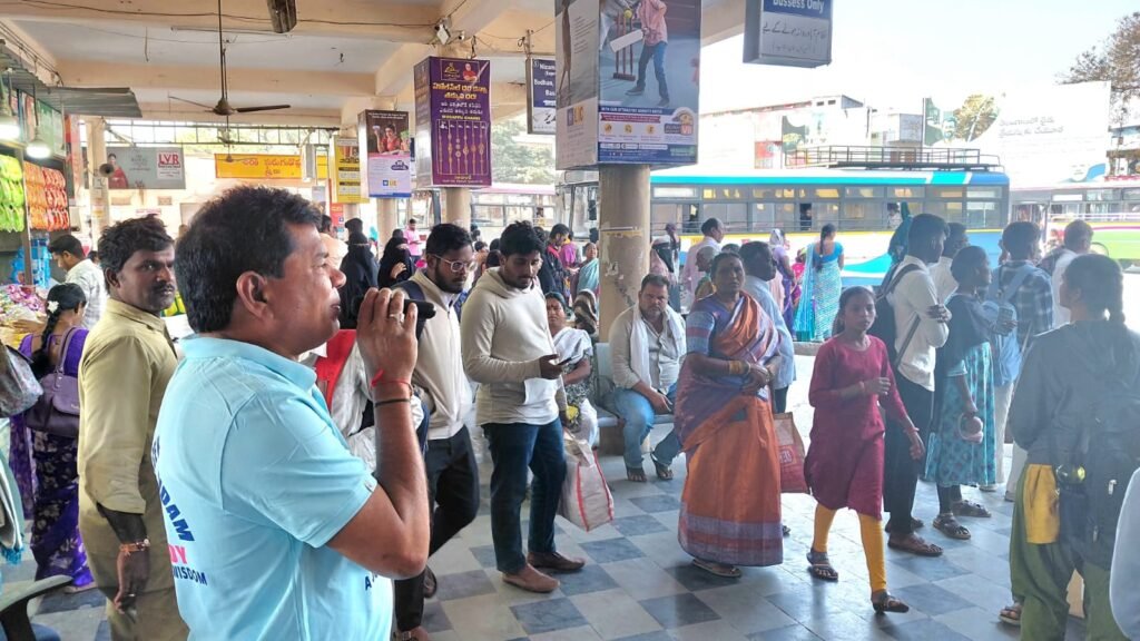 కామారెడ్డి బస్టాండ్ ఆవరణలో అరైవ్ – అలైవ్ కార్యక్రమం