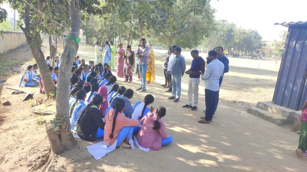 బోధన్‌ బాలికల గురుకులంలో విద్యార్థుల ఆందోళన