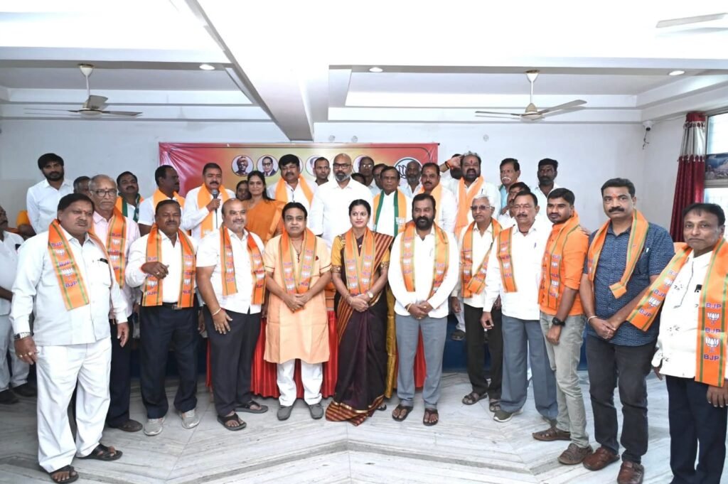 ఎంపీ సమక్షంలో బీజేపీలో చేరిన శ్రీనివాస్