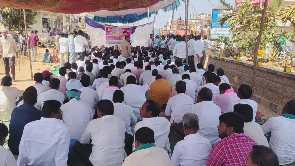 రైతుల సమస్యలపై ఎల్లారెడ్డిలో భారీ ధర్నా